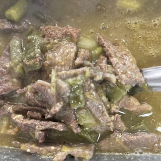 Bistec con papas en salsa verde
