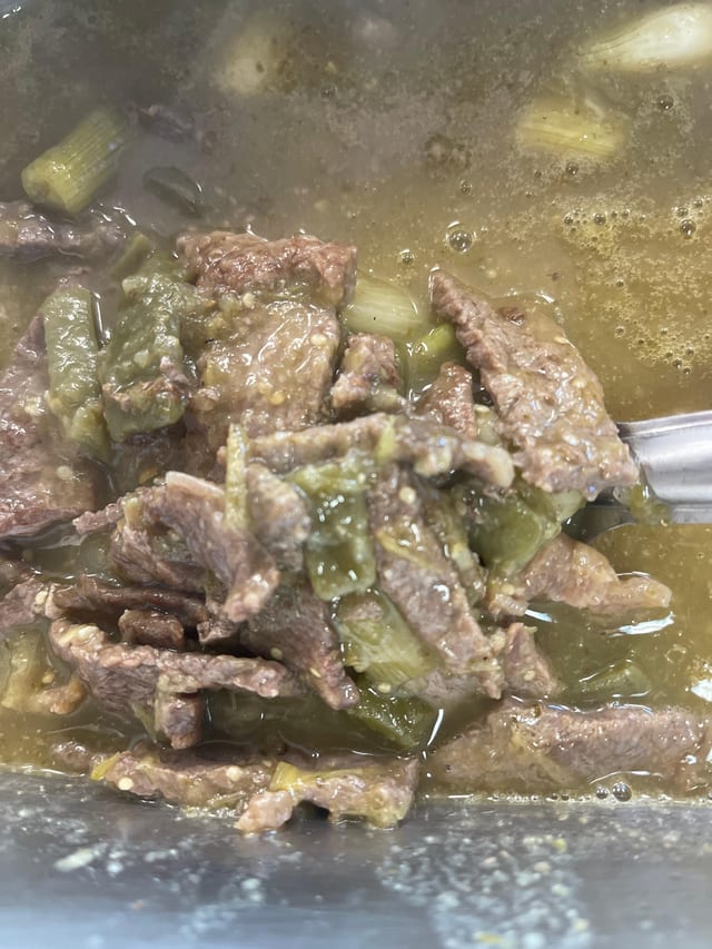 Taco de Bistec con Papas en Salsa Verde.